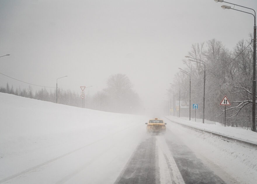 В Твери из-за снегопада поездки на такси подорожали в несколько раз