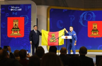 Игорь Руденя поздравил космонавта Сергея Корсакова, удостоенного президентом звания Героя Российской Федерации Игорь Руденя поздравил космонавта Сергея Корсакова, удостоенного президентом звания Героя Российской Федерации