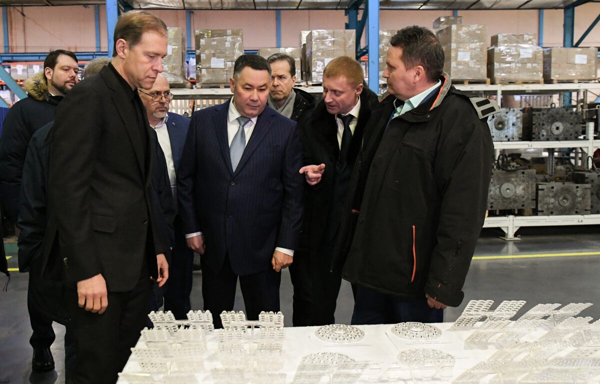 Денис Мантуров, Игорь Руденя и Георгий Боос посетили завод «Светотехника» в Тверской области