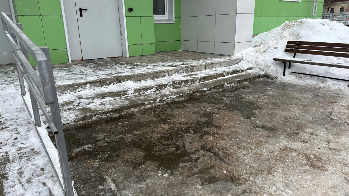 Юные борцы помогают убирать снег и наледь в Твери