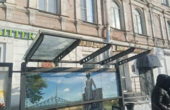 Глыбы льда разбили крышу остановки в Твери Глыбы льда разбили крышу остановки в Твери