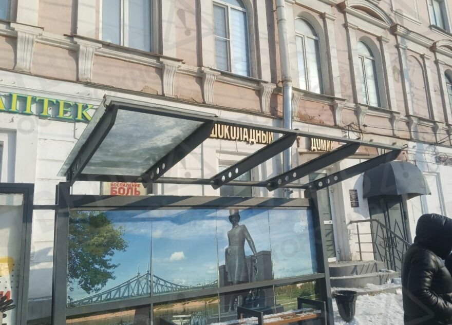 Глыбы льда разбили крышу остановки в Твери