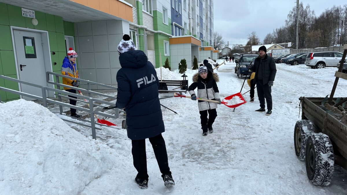 Юные борцы помогают убирать снег и наледь в Твери
