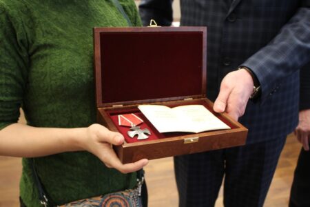 Родственникам погибшего участника СВО из Тверской области вручили орден Мужества