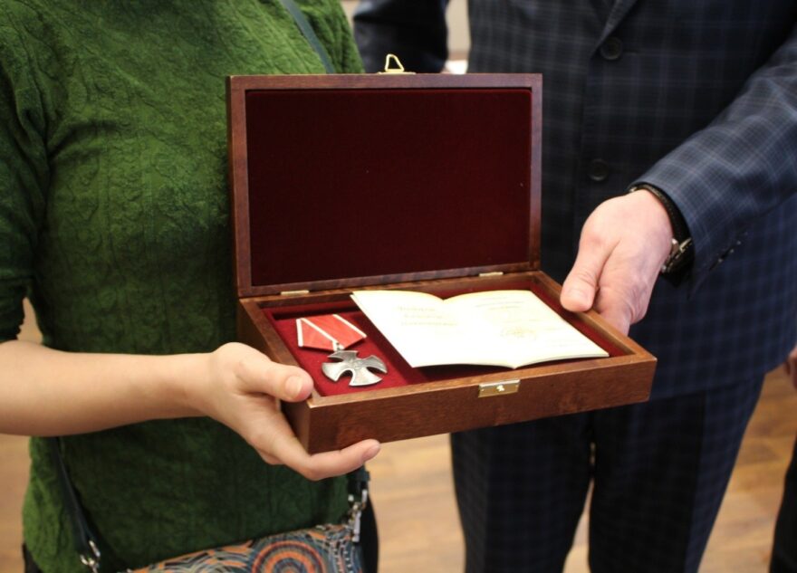 Родственникам погибшего участника СВО из Тверской области вручили орден Мужества