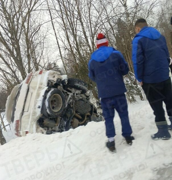 Под Тверью легковушка съехала в кювет