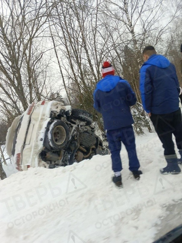 Под Тверью легковушка съехала в кювет