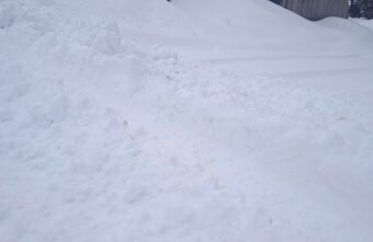 В Тверской области жилой дом завалили снегом