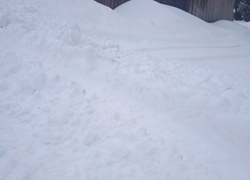 В Тверской области жилой дом завалили снегом