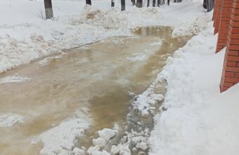 Жители Тверской области вынуждены обходить «снежную топь» по проезжей части