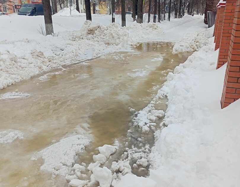 Жители Тверской области вынуждены обходить «снежную топь» по проезжей части