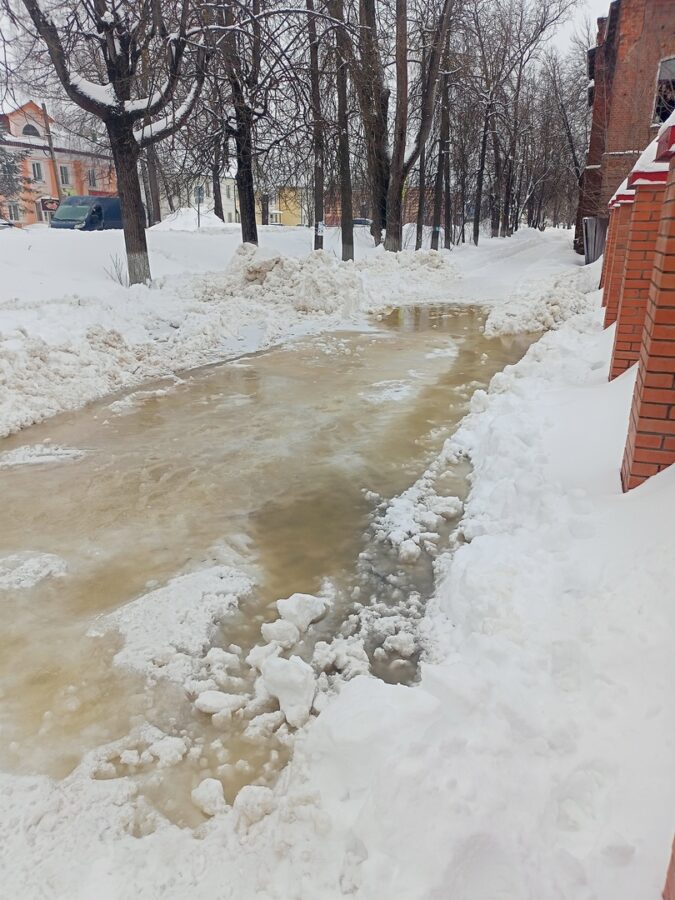 Жители Тверской области вынуждены обходить «снежную топь» по проезжей части
