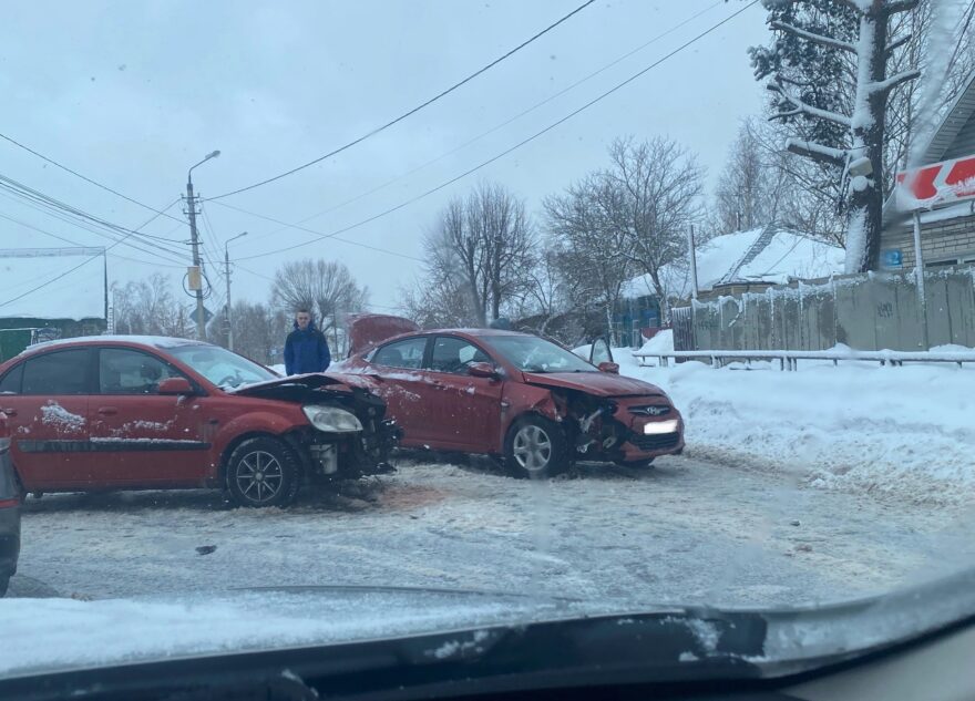 В Твери произошло лобовое столкновение легковушек
