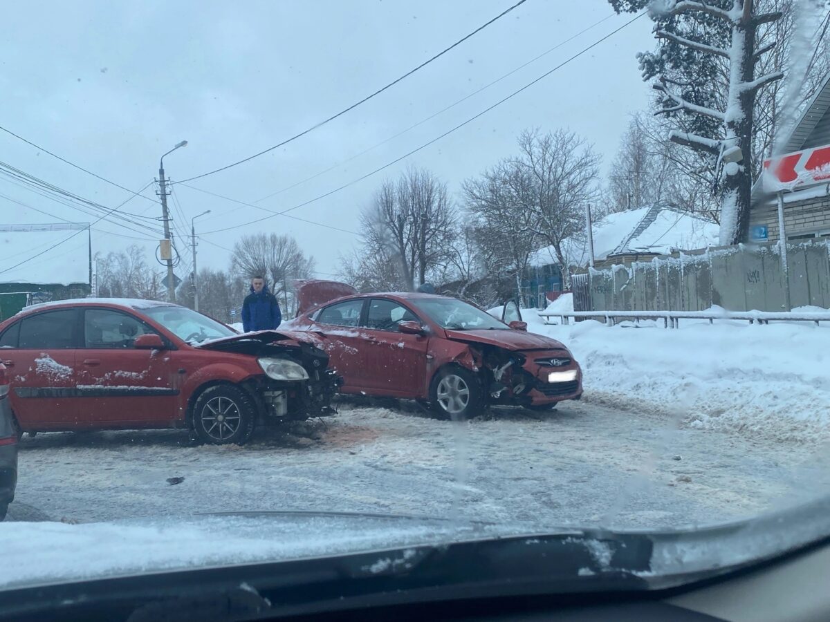 В Твери произошло лобовое столкновение легковушек