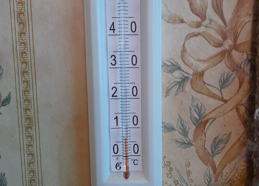 Жители Тверской области мёрзнут в старом доме и ждут помощи