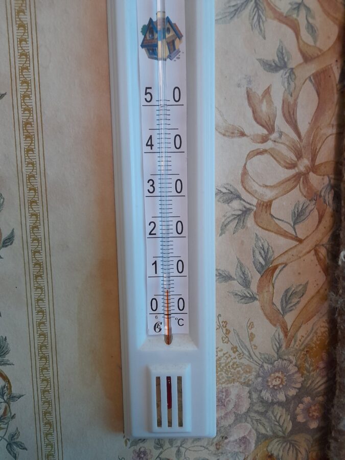 Жители Тверской области мёрзнут в старом доме и ждут помощи