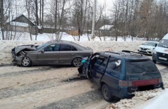 Три человека пострадали в столкновении "Мерседеса" и ВАЗа в Тверской области