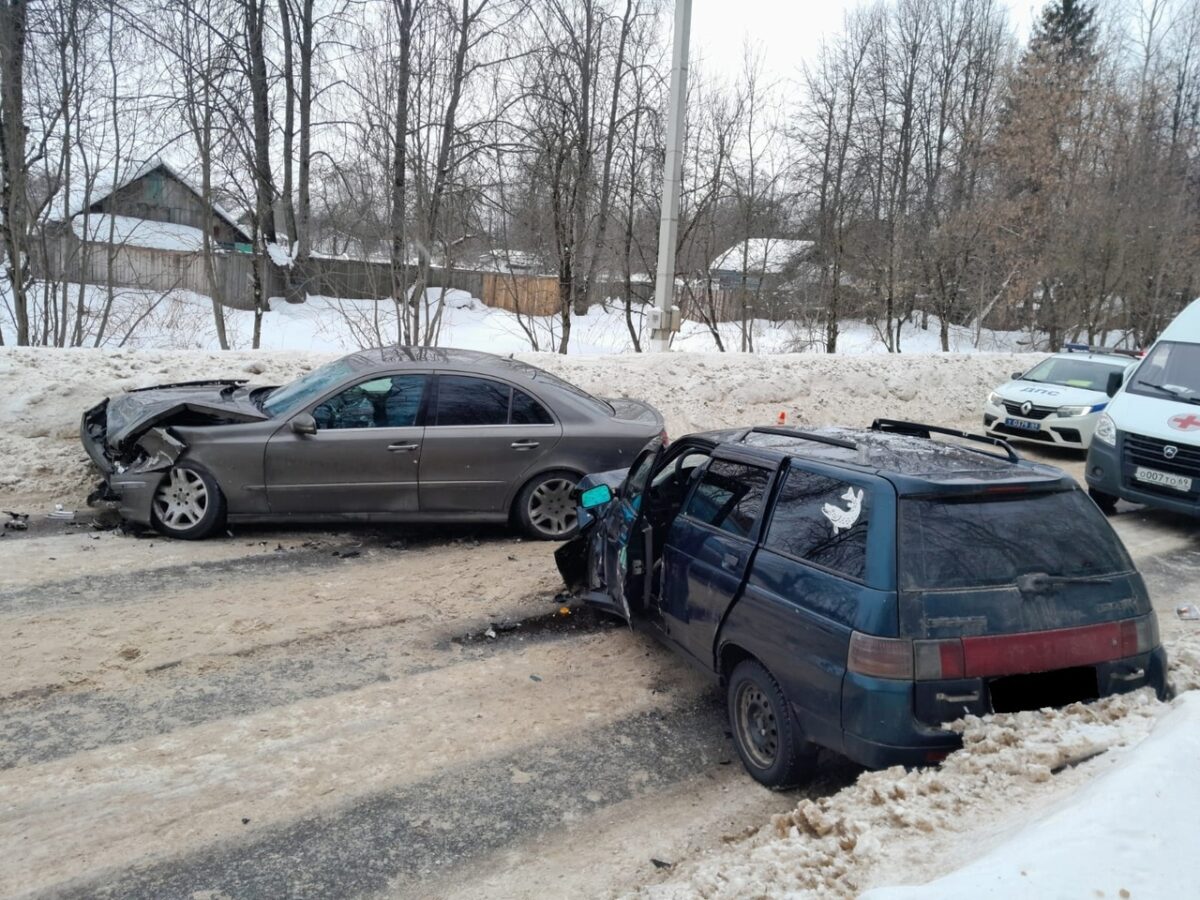 Три человека пострадали в столкновении "Мерседеса" и ВАЗа в Тверской области