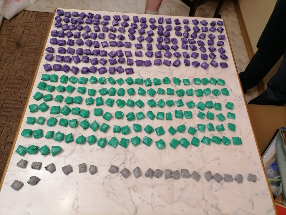 В Твери транспортные полицейские задержали ОПГ, которая занималась сбытом наркотиков