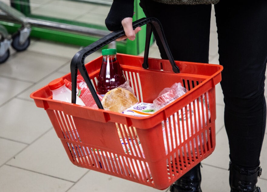 Жителям Тверской области хотят разрешить кушать продукты в магазине до кассы