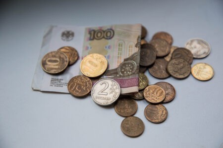 Жительница Тверской области украла у знакомой 15 000 рублей из куртки Жительница Тверской области украла у знакомой 15 000 рублей из куртки