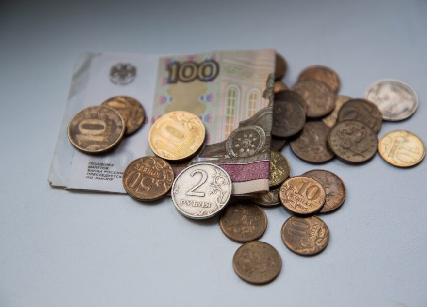 Жительница Тверской области украла у знакомой 15 000 рублей из куртки Жительница Тверской области украла у знакомой 15 000 рублей из куртки
