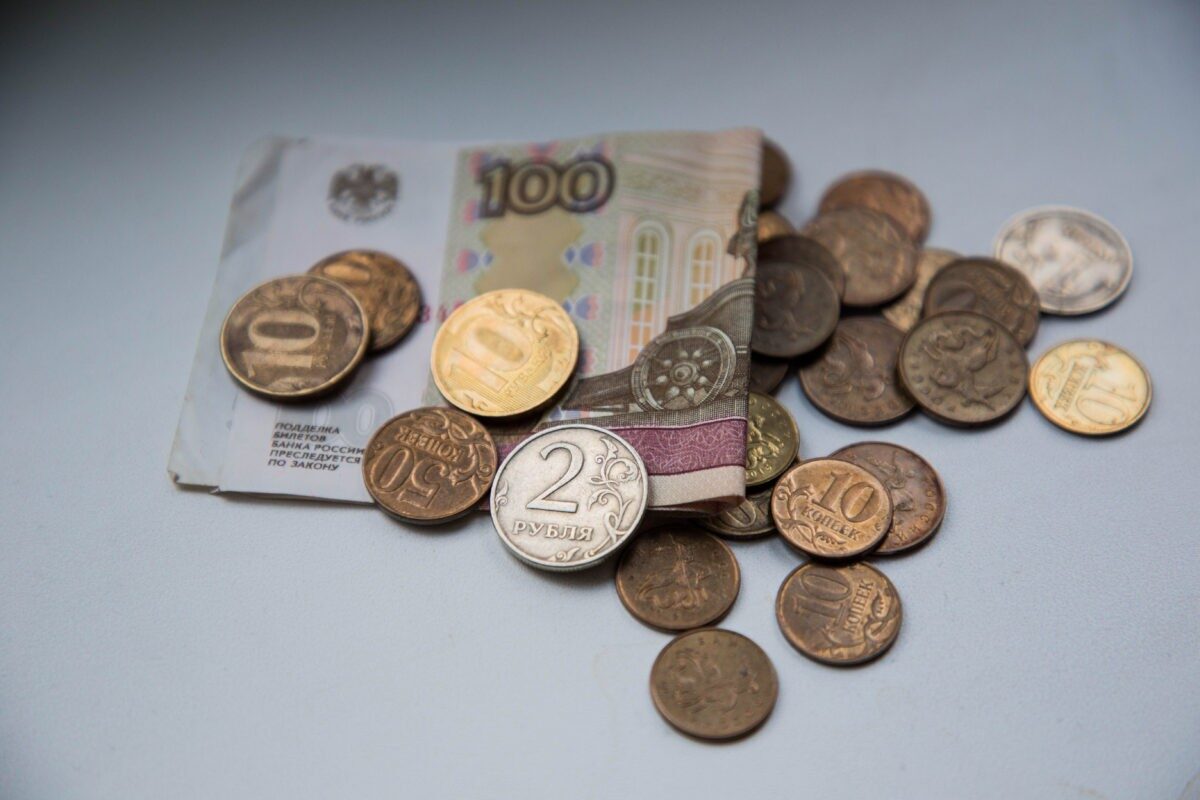 Жительница Тверской области украла у знакомой 15 000 рублей из куртки