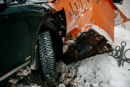 Водителям, разбившим свои машины, разрешили выпить после аварии Водителям, разбившим свои машины, разрешили выпить после аварии