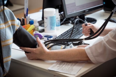 Врач рассказал, что многие люди неправильно измеряют давление Врач рассказал, что многие люди неправильно измеряют давление