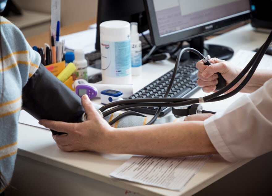 Врач рассказал, что многие люди неправильно измеряют давление