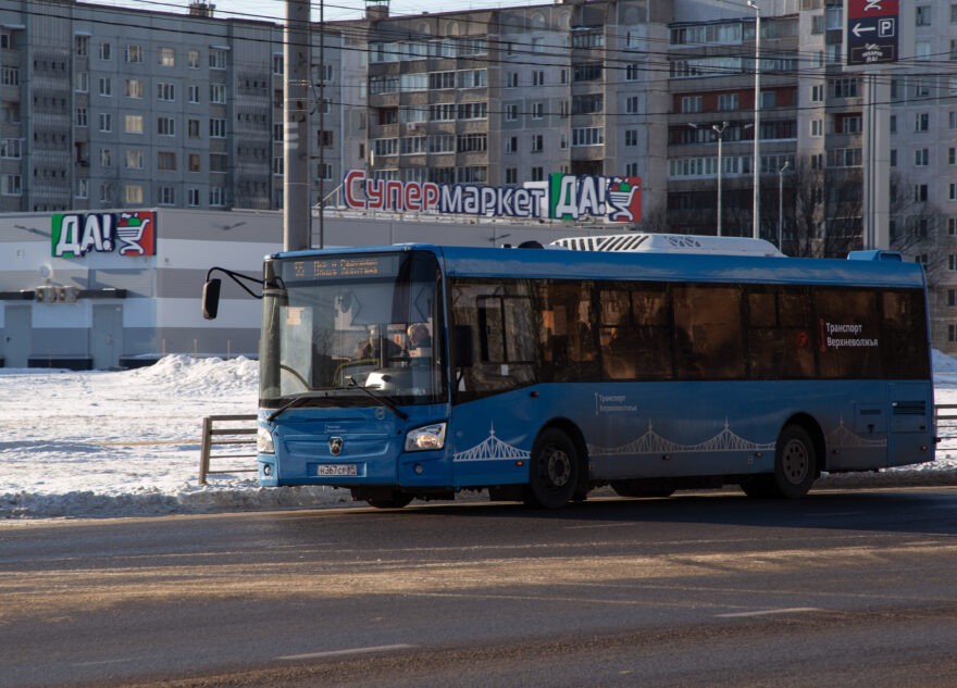 В Твери мужчина помог девушке в автобусе