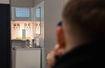 Врач рассказала людям с близорукостью, как не ослепнуть полностью