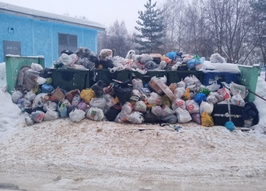 В Твери не могут вывезти мусор из-за ремонта на дороге