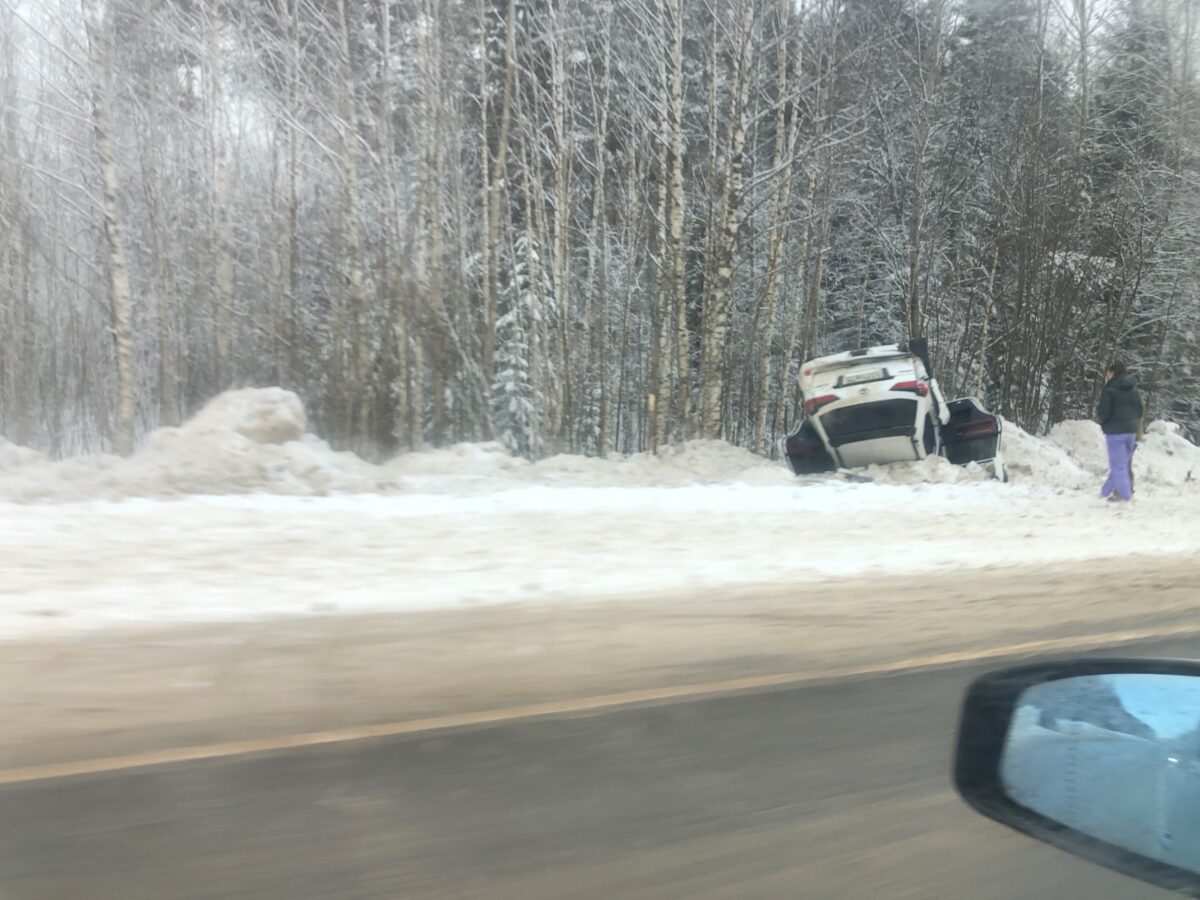 В результате аварии легковушка слетела с дороги в Тверской области
