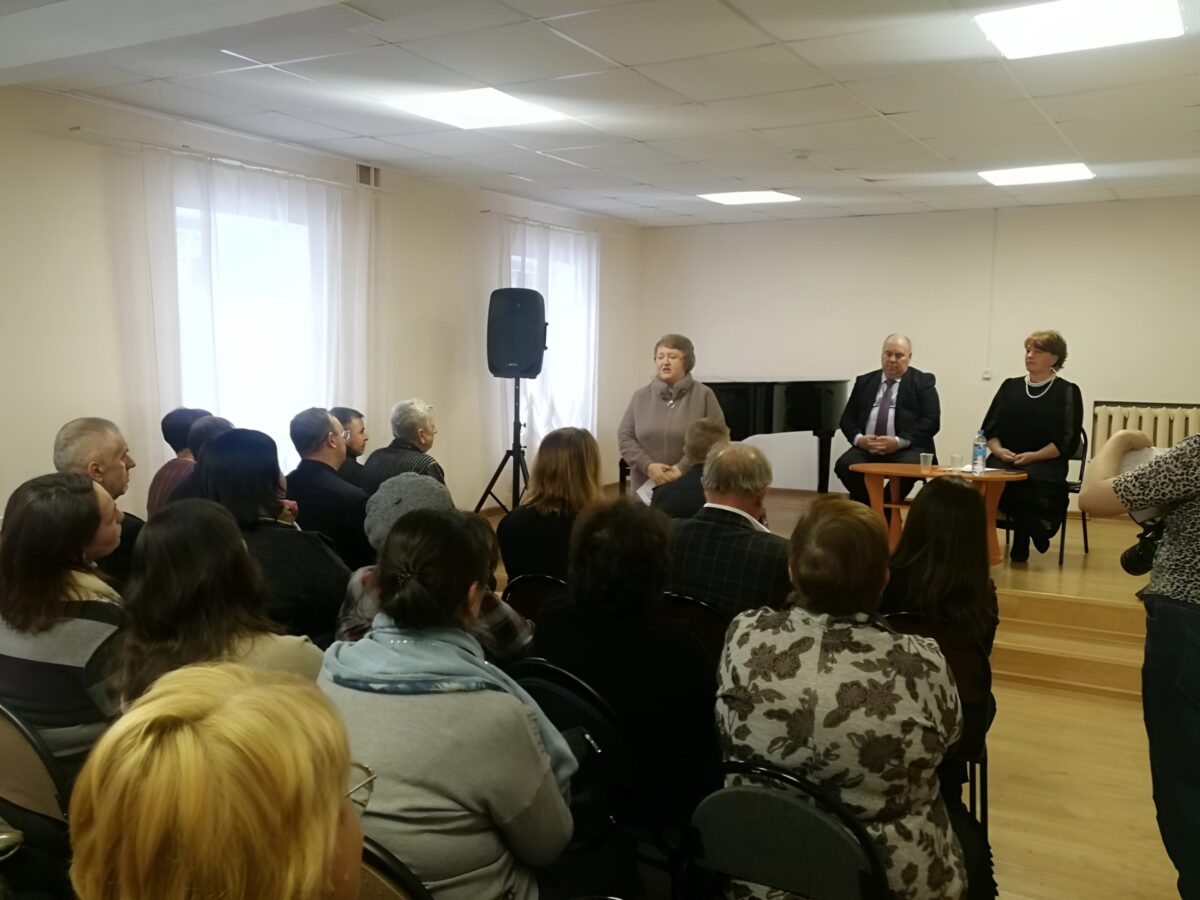 Глава Вышневолоцкого округа провела с жителями деловую встречу