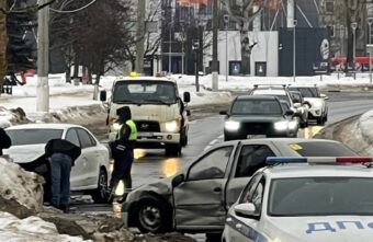 На набережной в Твери столкнулись два автомобиля На набережной в Твери столкнулись два автомобиля