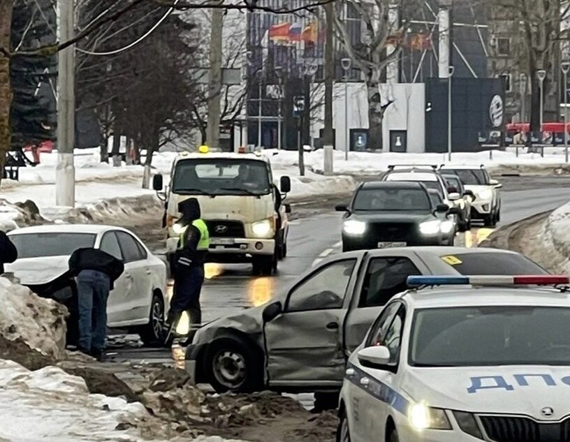 На набережной в Твери столкнулись два автомобиля