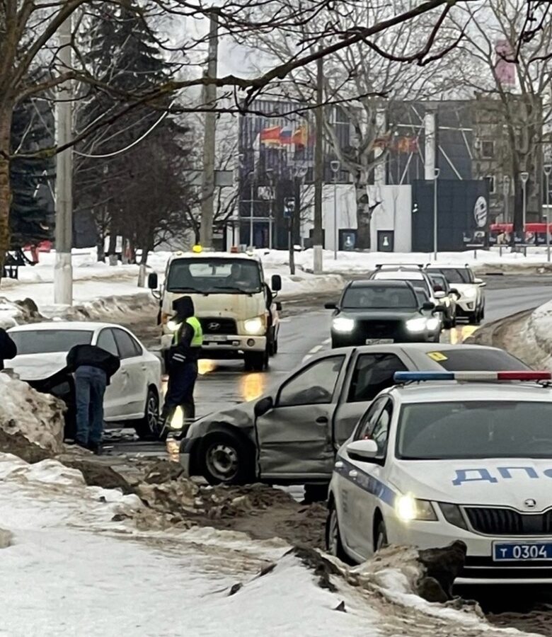 На набережной в Твери столкнулись два автомобиля