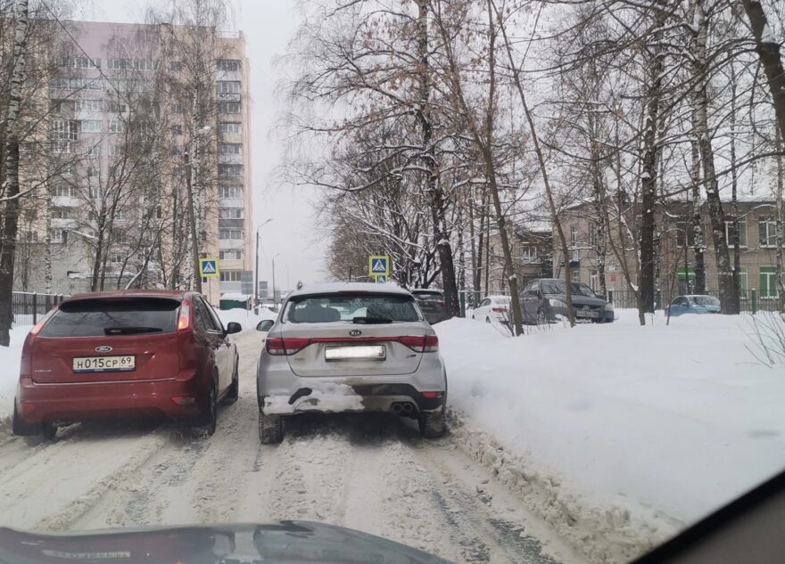 В Твери водители пожаловались на автомобиль, брошенный посреди дороги В Твери водители пожаловались на автомобиль, брошенный посреди дороги