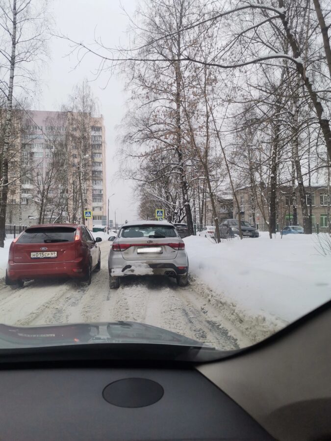 В Твери водители пожаловались на автомобиль, брошенный посреди дороги