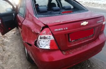 Водителя "Шевроле" доставили в больницу после наезда на снежный вал в Тверской области Водителя "Шевроле" доставили в больницу после наезда на снежный вал в Тверской области