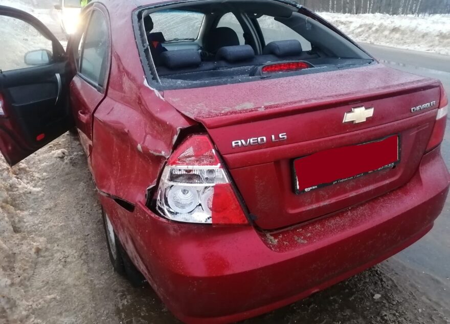 Водителя "Шевроле" доставили в больницу после наезда на снежный вал в Тверской области Водителя "Шевроле" доставили в больницу после наезда на снежный вал в Тверской области