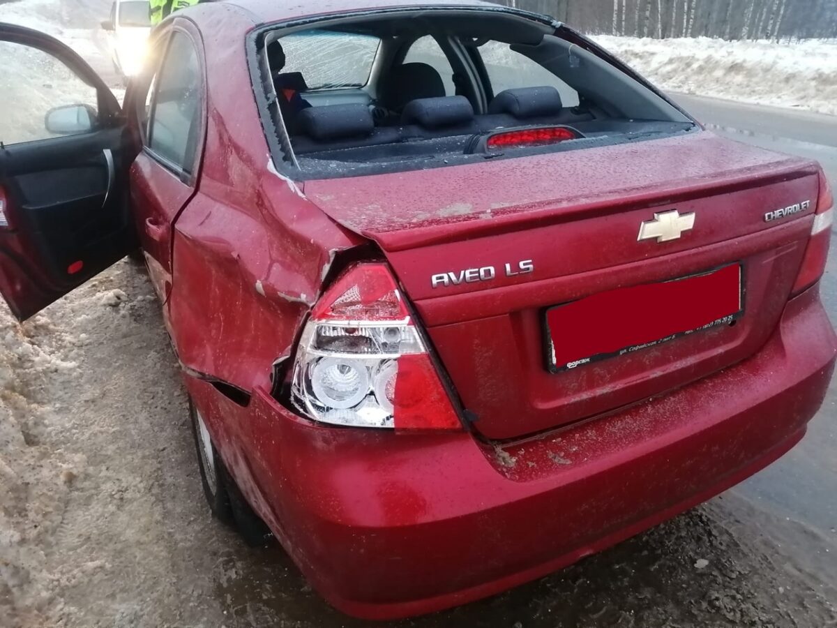 Водителя "Шевроле" доставили в больницу после наезда на снежный вал в Тверской области