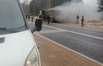 На трассе в Тверской области водители потушили самосвал На трассе в Тверской области водители потушили самосвал