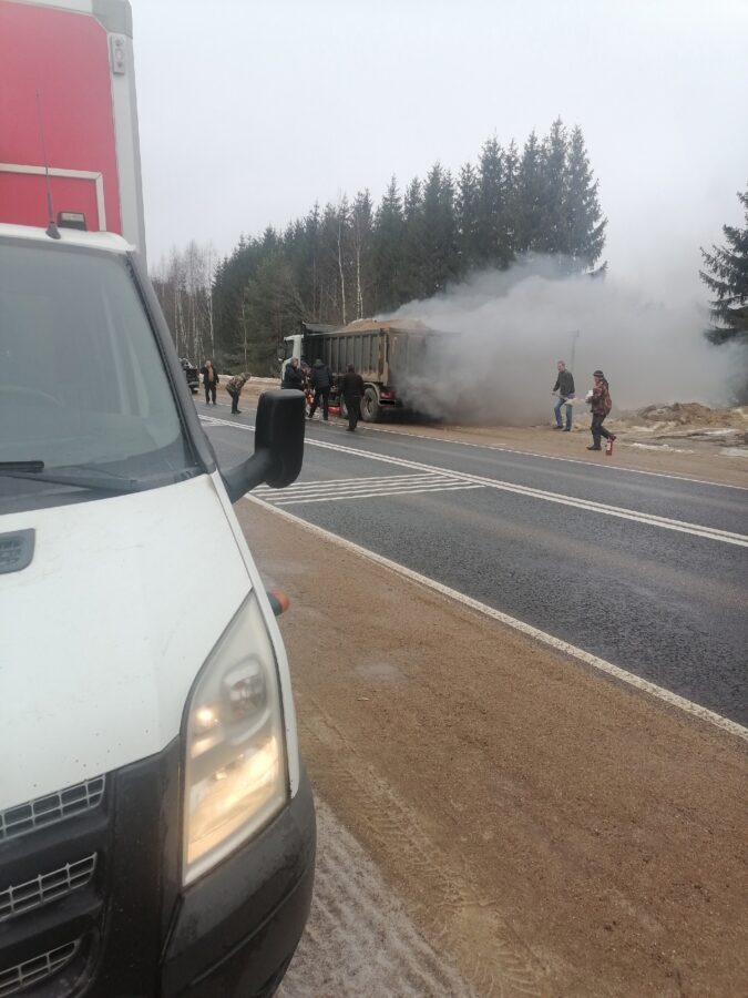 На трассе в Тверской области водители потушили самосвал