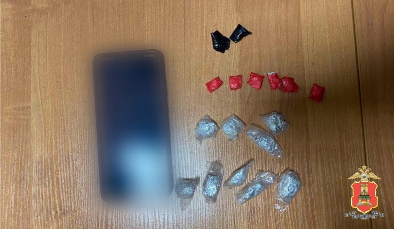 17 свёртков с метадоном нашли у задержанного в Твери 20-летнего парня 17 свёртков с метадоном нашли у задержанного в Твери 20-летнего парня