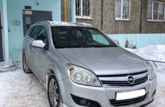 В Твери водитель припарковал автомобиль прямо к подъезду В Твери водитель припарковал автомобиль прямо к подъезду