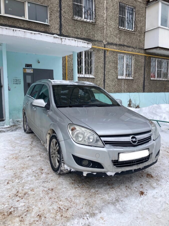 В Твери водитель припарковал автомобиль прямо к подъезду