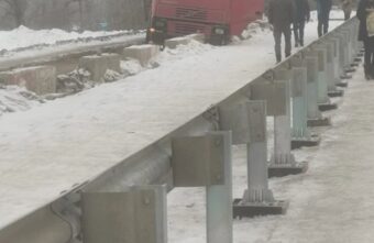 В Тверской области лесовоз провалился в дыру на мосту