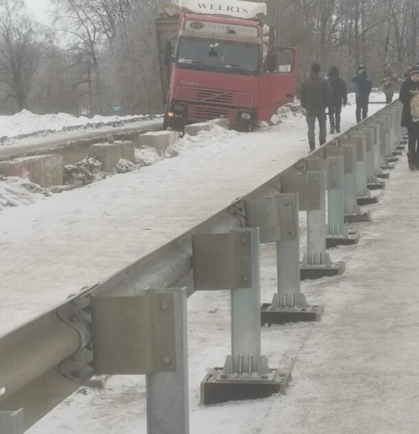 В Тверской области лесовоз провалился в дыру на мосту